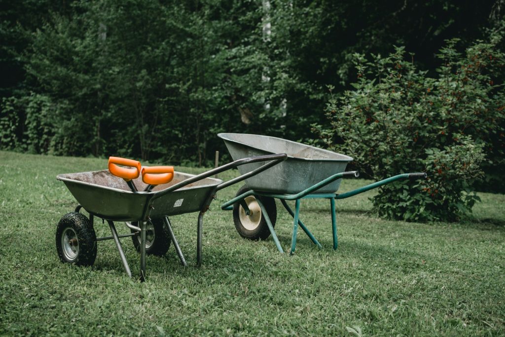 Manual wheelbarrows