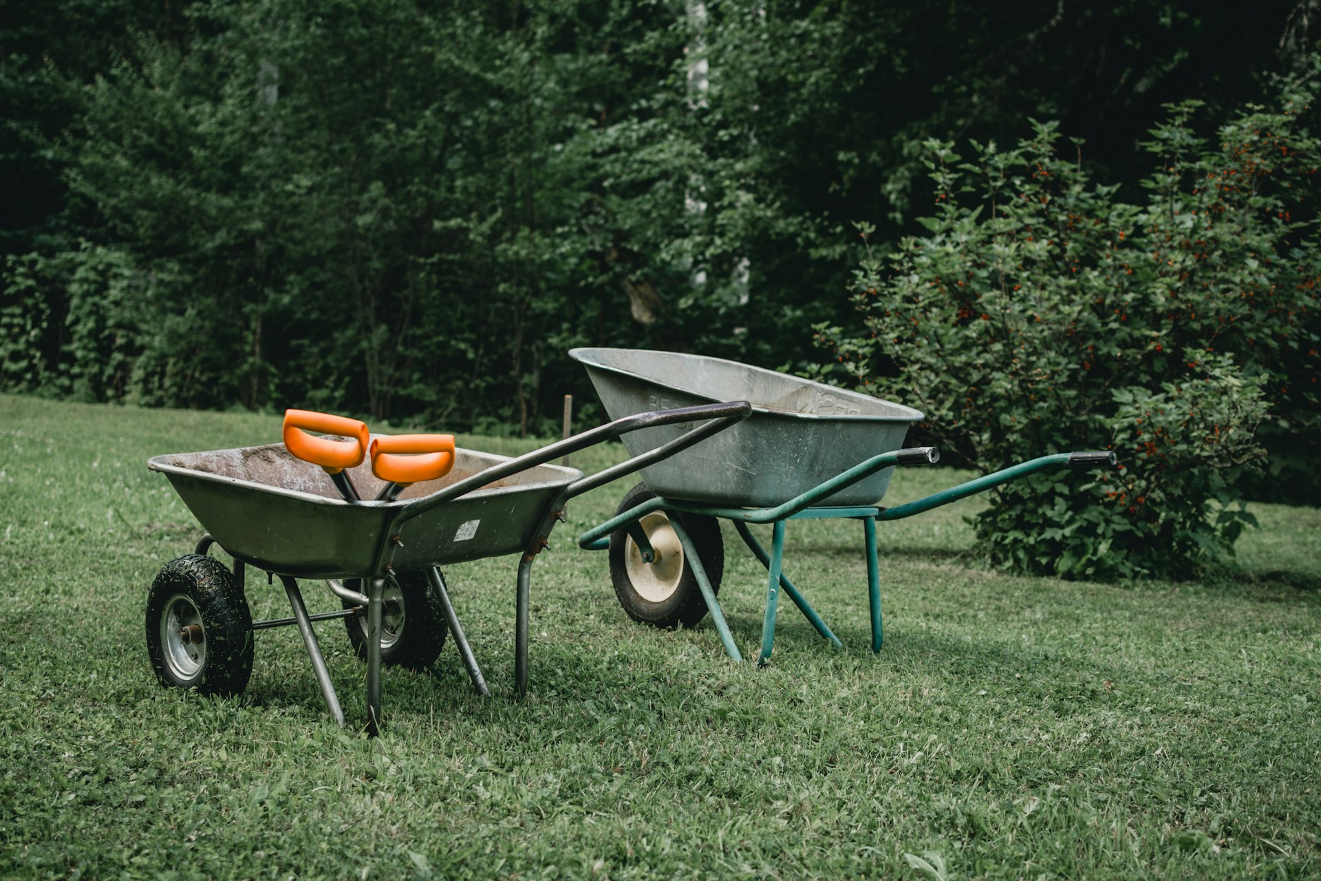 Manual wheelbarrows